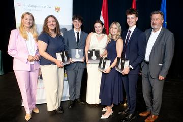 Ausgezeichnete Maturantinnen und Maturanten mit ihren Ehrengeschenken, gemeinsam mit Bildungslandesrätin Daniela Winkler und Bildungsdirektor Alfred Lehner beim Empfang im Kulturzentrum Eisenstadt