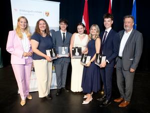 Ausgezeichnete Maturantinnen und Maturanten mit ihren Ehrengeschenken, gemeinsam mit Bildungslandesrätin Daniela Winkler und Bildungsdirektor Alfred Lehner beim Empfang im Kulturzentrum Eisenstadt