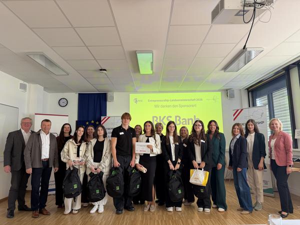 Gruppenfoto mit Teilnehmern und Sponsoren der Entrepreneurship-Landesmeisterschaft 2023 in Österreich.