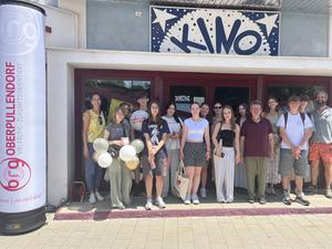Schülerinnen, Schüler und Lehrkräfte des BRG Oberpullendorf vor dem Eingang des Kinos Oberpullendorf