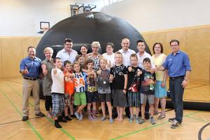 Gruppenfoto vor dem Indoor-Planetarium