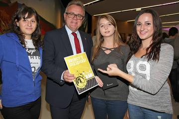 Bildtext (v.l.n.r.): Chiara Hasler, Landeshauptmann Hans Niessl, Lisa Loibl und Tamara Harg bei der Imageveranstaltung "Karriere mit Lehre - Die Lehre bringt`s!" im Kultur- und Kongresszentrum in Eisenstadt