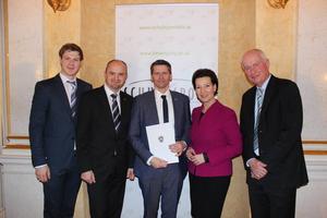 Ehrenpreis zum Schulsportgütesiegel von Heinisch-Hosek