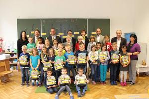 Gruppenfoto zur Aktion "Mit der Sumsi sicher in die Volksschule"