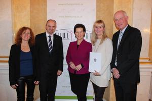 Ehrenpreis zum Schulsportgütesiegel von Heinisch-Hosek