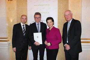 Ehrenpreis zum Schulsportgütesiegel von Heinisch-Hosek