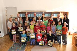 Gruppenfoto zur Aktion "Mit der Sumsi sicher in die Volksschule"