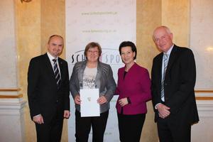 Ehrenpreis zum Schulsportgütesiegel von Heinisch-Hosek