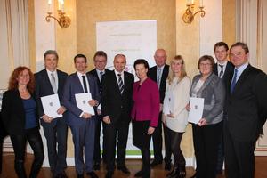 Ehrenpreis zum Schulsportgütesiegel von Heinisch-Hosek