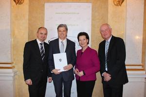 Ehrenpreis zum Schulsportgütesiegel von Heinisch-Hosek