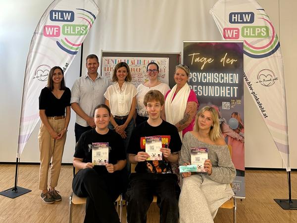 Tag der psychischen Gesundheit Pinkafeld: Schülerinnen und Schüler mit Lehrkräften und Info-Material