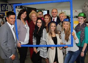 Intensive Beratung für Jugendliche als Wegweiser und Orientierungshilfe - Gruppenfoto durch Bilderrahmen