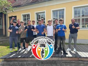 Burgenländische Lehrlinge und ihre Betreuer zeigen den Daumen nach oben, davor das Logo der Bundessommerspiele der Lehrlinge 2026