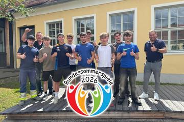 Burgenländische Lehrlinge und ihre Betreuer zeigen den Daumen nach oben, davor das Logo der Bundessommerspiele der Lehrlinge 2026